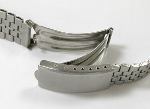 腕時計ベルト調整三つ折れバックル開く