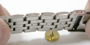 腕時計ベルト調整割ピン式画鋲押し込み