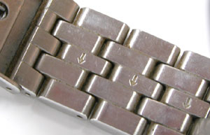 腕時計ベルト調整割ピン式ベルト裏側