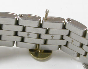 腕時計ベルト調整割ピン式画鋲打ち込み